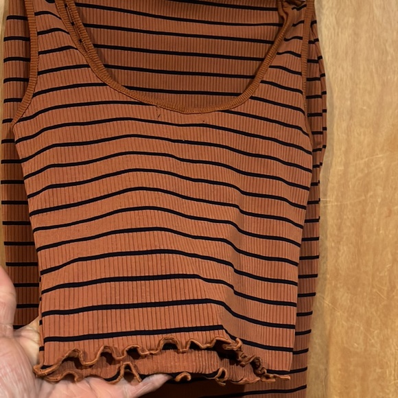 💙🤎Nwot Gorgeous 2 piece set with a ruffle hem crop top & skirt size small! - Picture 2 of 5